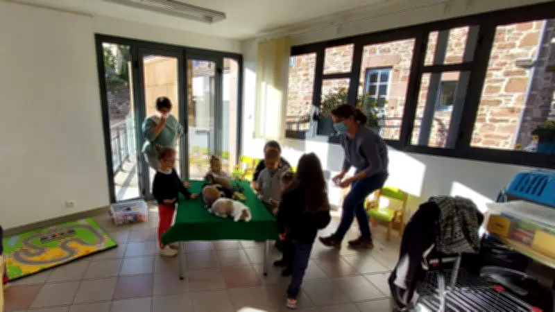 Des animaux de ferme et de compagnie émerveillent les enfants en Aveyron