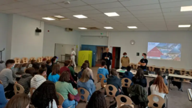 Des chercheurs de l'IMT sensibilisent des collégiens aux enjeux des matériaux innovants