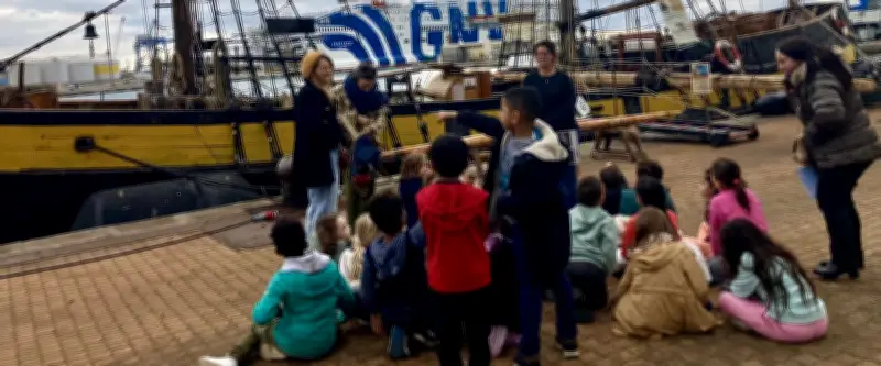 Des écoliers sétois découvrent le Phoenix, un bateau pirate historique, après un mois de travail manuel