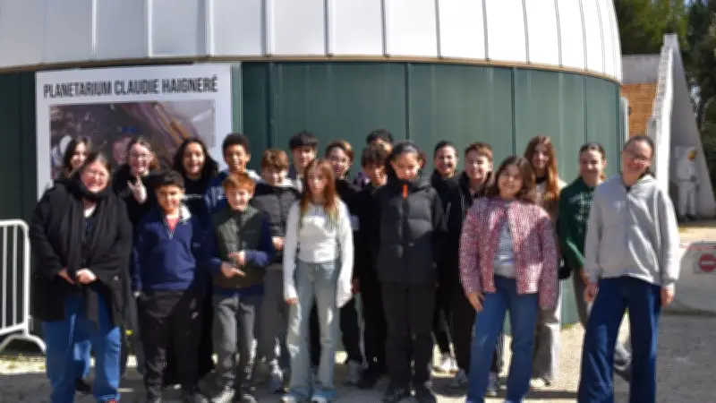 Des collégiens explorent l'exobiologie au parc du Cosmos lors d'une sortie pédagogique