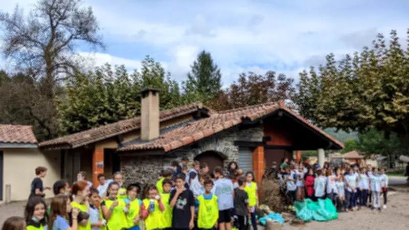 Des collégiens lozériens s'engagent pour nettoyer la nature le long du Gardon
