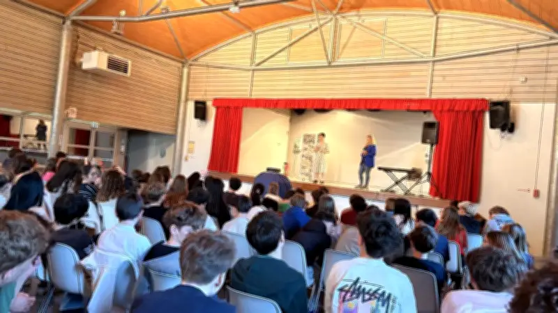 Des collégiens émus par une pièce adaptée du témoignage de Ginette Kolinka, rescapée d'Auschwitz