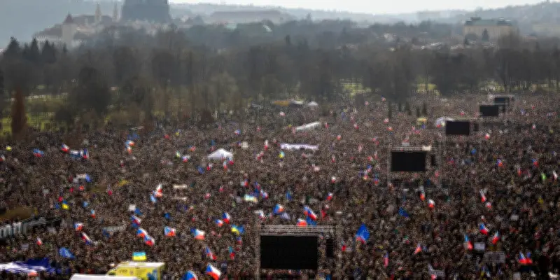 Des dizaines de milliers de Tchèques manifestent contre le gouvernement nationaliste d'Andrej Babiš