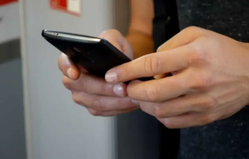 Des escrocs exploitent la guerre en Iran pour arnaquer les parents d'une Suissesse à Dubaï