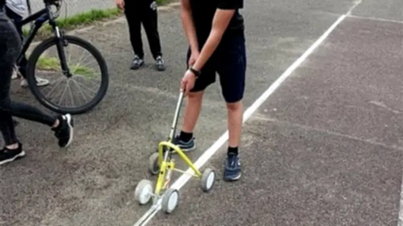 Des jeunes de Meyrannes rénovent leur complexe sportif avec détermination