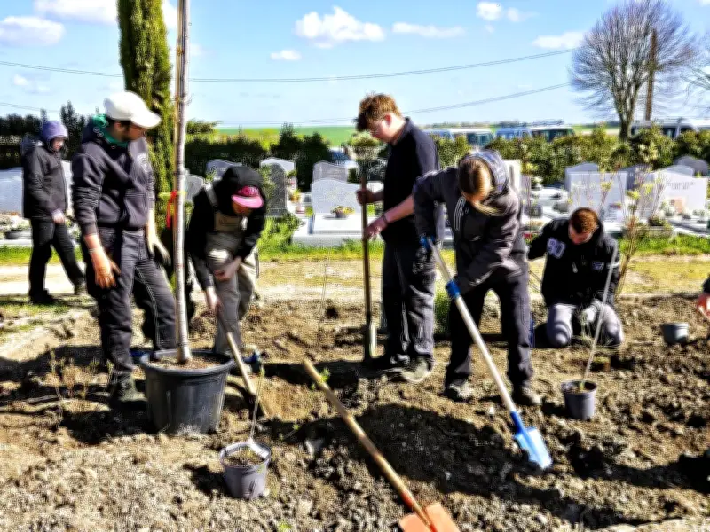 Des jeunes paysagistes végétalisent le cimetière de Meschers-sur-Gironde via un chantier-école
