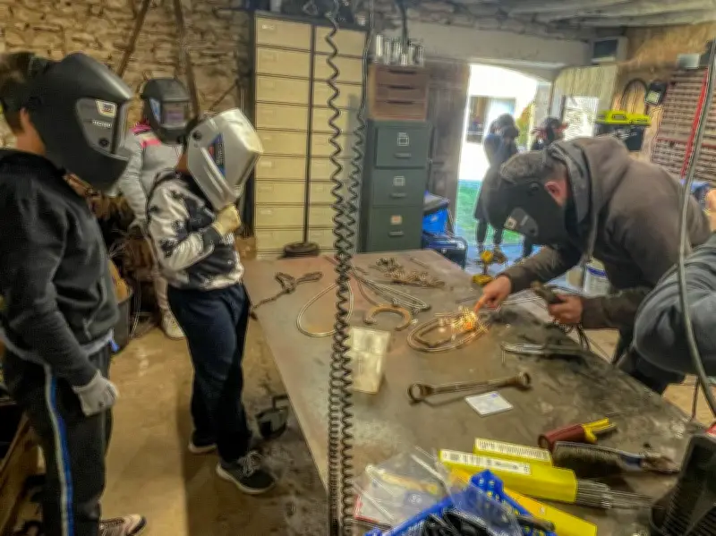 Des élèves créent des sculptures écologiques pour orner les vergers communaux