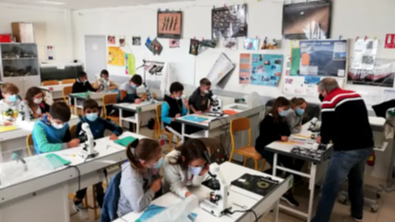 Des élèves de Clarensac étudient le blob en parallèle de l'expérience de Thomas Pesquet dans l'ISS