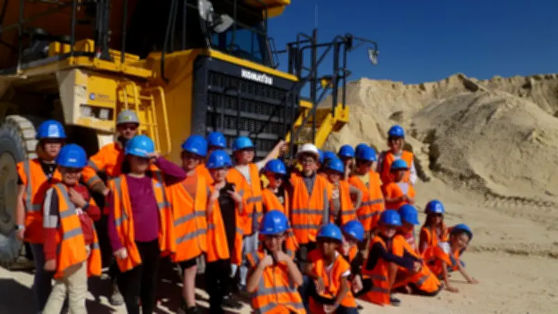 Des élèves de CM1 découvrent une carrière de calcaire à Saint-Porchaire