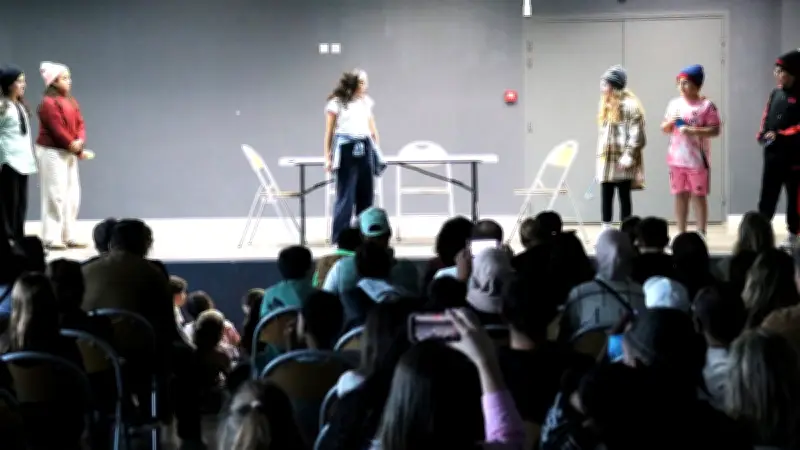 Des élèves de CM2 brillent sur scène grâce à un projet théâtral éducatif à Uchaud