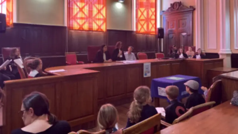 Des élèves de Nîmes simulent un procès sur la maltraitance infantile au tribunal