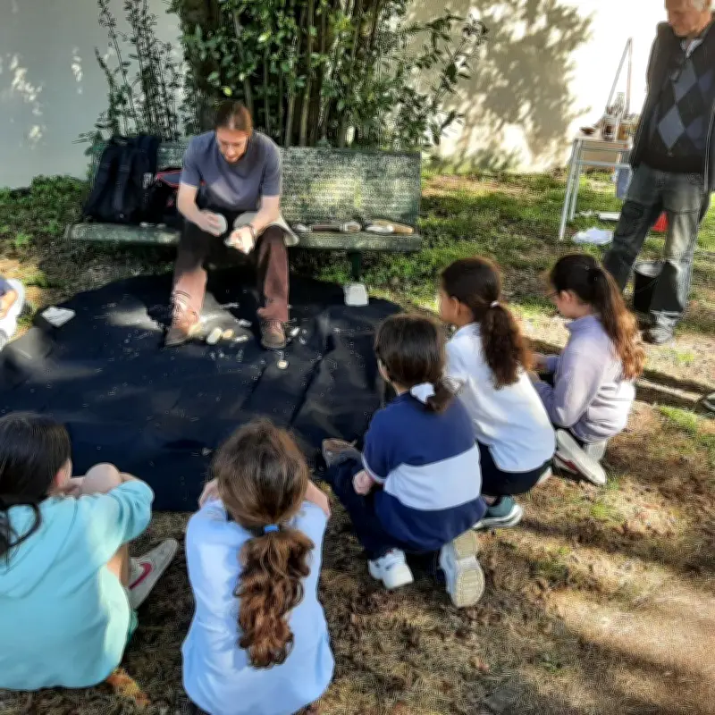 Des élèves de Pessac découvrent l'archéologie par la céramique et la fresque préhistorique
