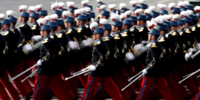 Des élèves officiers de Saint-Cyr incendient un bateau lors d'une soirée au Japon