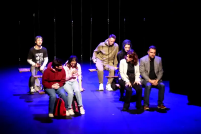 Des lycéens de Gujan-Mestras bouleversés par une pièce sur un selfie à Auschwitz