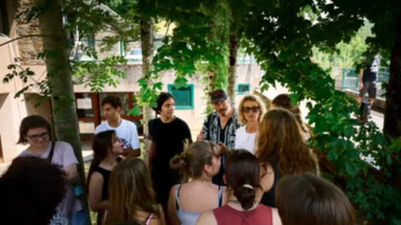 Des lycéens de Millau plongés dans le tournage du film "Compostelle" à Conques