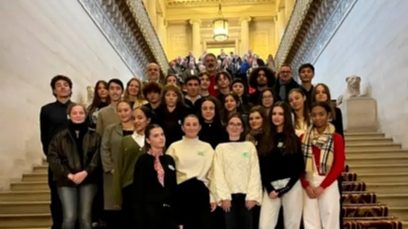 Des lycéens de Sète visitent le Sénat avec le sénateur Hussein Bourgi