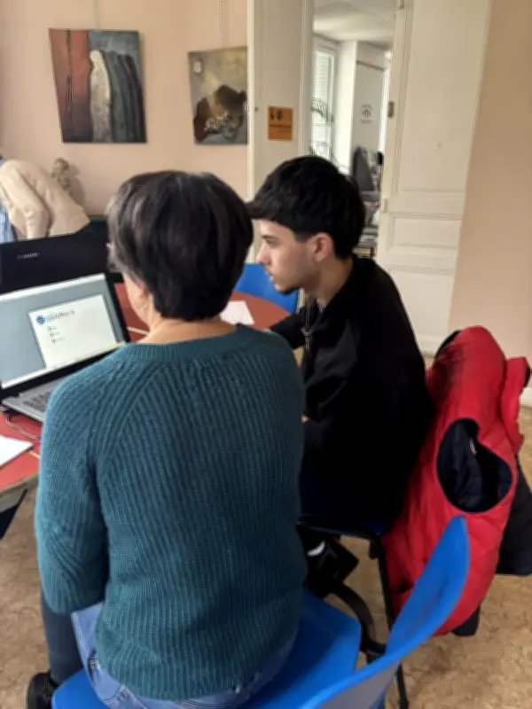 Des lycéens d'Orthez forment les seniors aux nouvelles technologies et tissent des liens