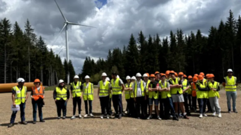 Des lycéens lozériens visitent un parc éolien pour comprendre la transition énergétique