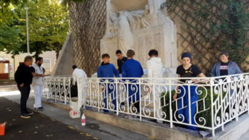 Des lycéens restaurent le monument aux morts de Bédarieux avec fierté
