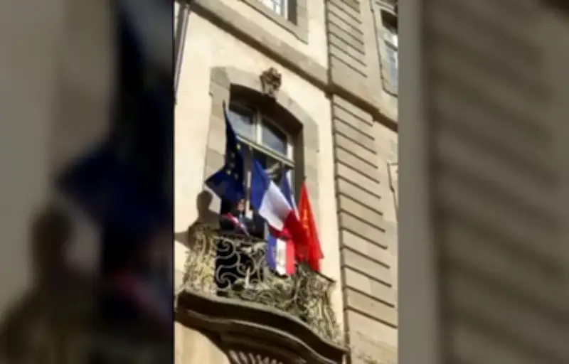 Des maires RN retirent les drapeaux européens des mairies, le gouvernement dénonce du populisme