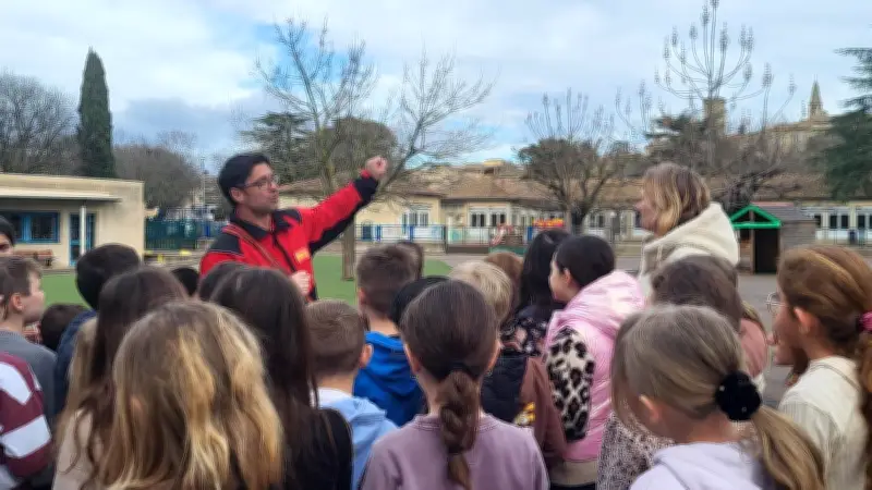 Des pompiers cynophiles initient des écoliers à leur métier à Saint-Quentin-la-Poterie