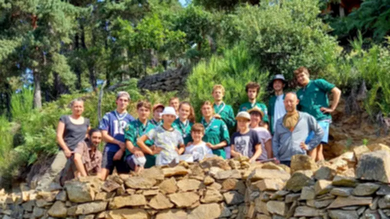 Des scouts mobilisés pour la construction d'un château médiéval dans le Gard