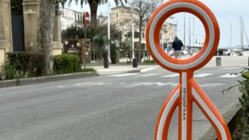 Des silhouettes fluorescentes veillent sur la sécurité routière près des écoles