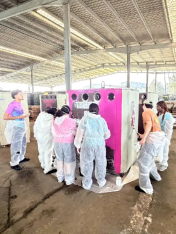 Des étudiants et jeunes décorent des colonnes à verre pour les Fêtes de la Madeleine 2026