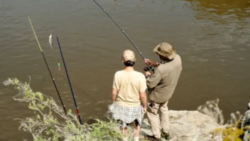 Deux enfants retrouvés seuls au Texas après la noyade de leur père et frère