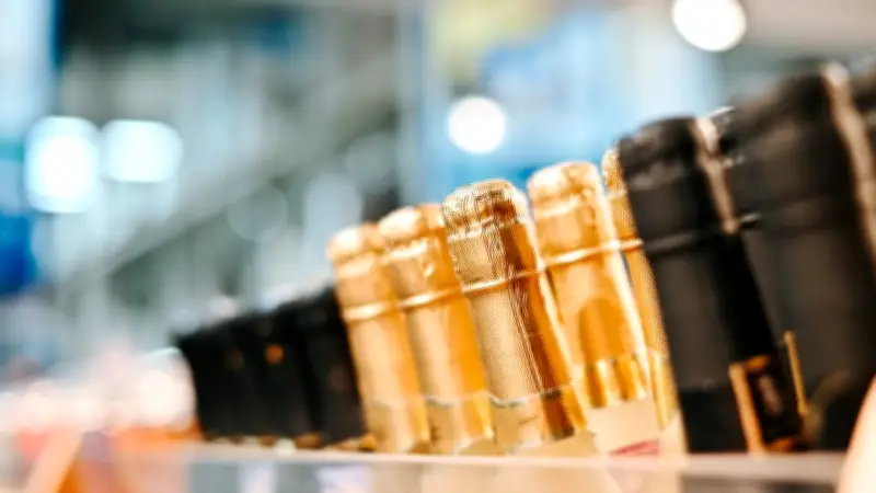 Deux septuagénaires italiens condamnés pour vol de 202 bouteilles de champagne en Savoie