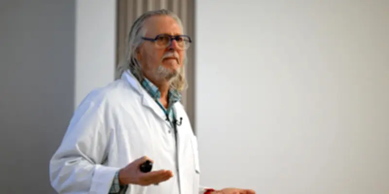 Didier Raoult plonge dans le conspirationnisme avec 'La Société du Factice'