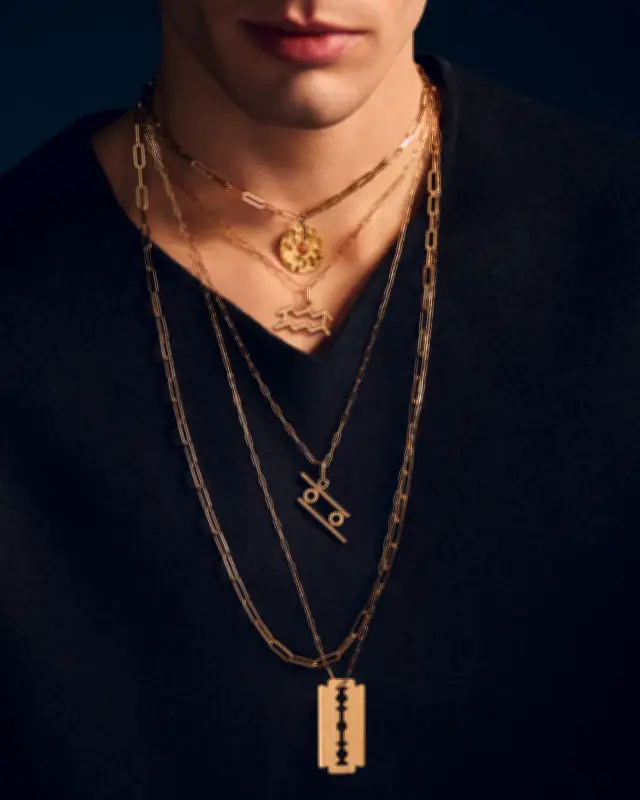 Dinh Van réédite ses glyphes astrologiques : un langage d'or intemporel