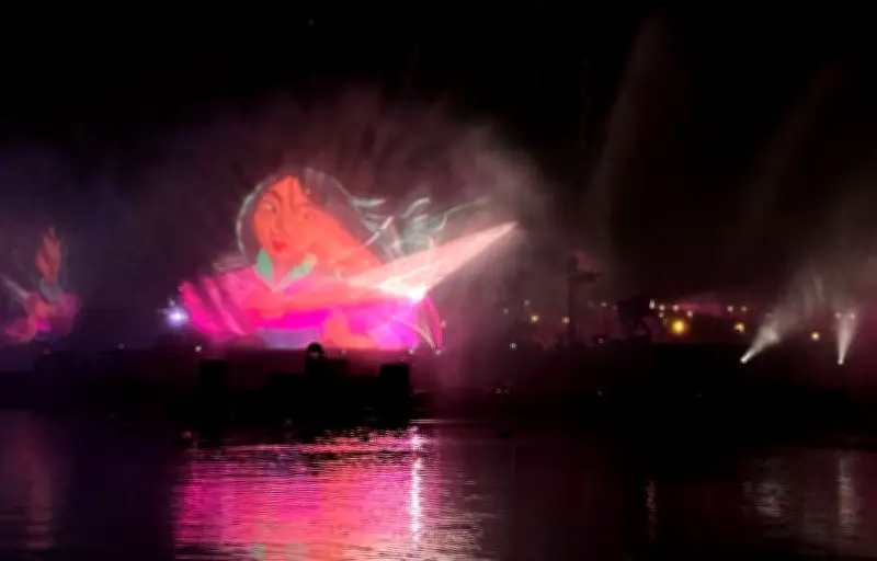 Disneyland Paris dévoile son spectacle nocturne immersif avec drones aquatiques