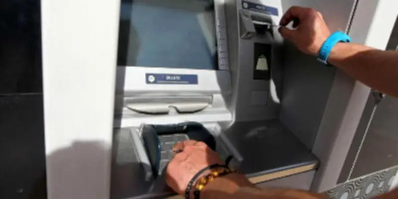 Distributeurs de billets : les 7 arnaques les plus courantes et comment s'en protéger