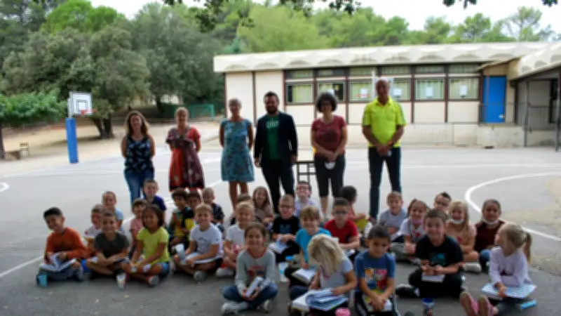 Distribution de dictionnaires aux élèves de CP à Boisset-et-Gaujac