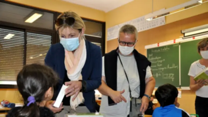 Distribution de dictionnaires aux élèves de CP de l'école de la Coustarade à Marvejols