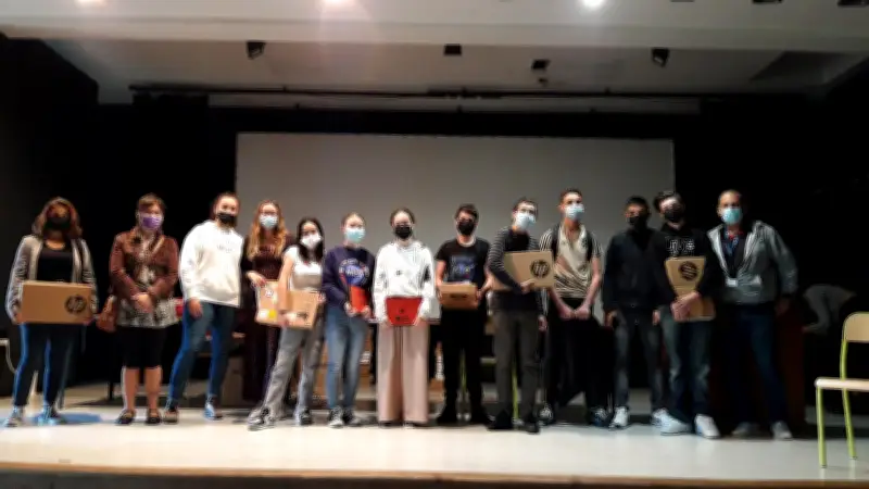 Distribution d'ordinateurs aux lycéens agricoles d'Occitanie pour réduire la fracture numérique