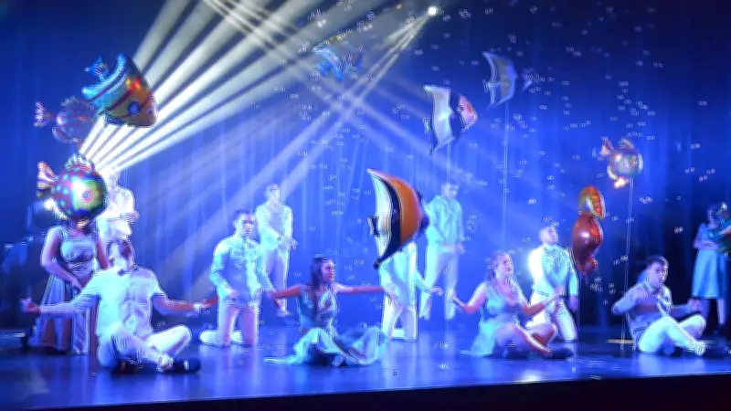 Divoc part au bal masqué : 80 élèves de Saint-Affrique triomphent dans un spectacle déjanté