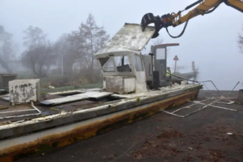 Démantèlement émouvant de la barge archéologique Losa Aquitaine à Sanguinet