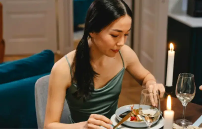 Dîner tard fait-il vraiment grossir ? La science nuance cette croyance répandue