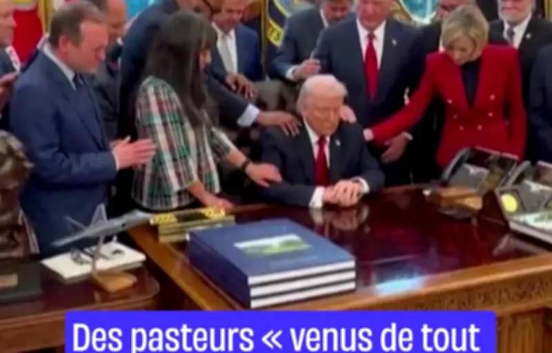 Donald Trump accueille des pasteurs pour une prière dans le Bureau ovale