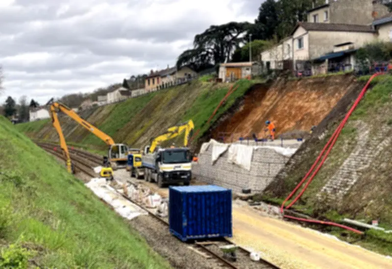 Dordogne : la ligne ferroviaire rouvre après consolidation d'un talus effondré