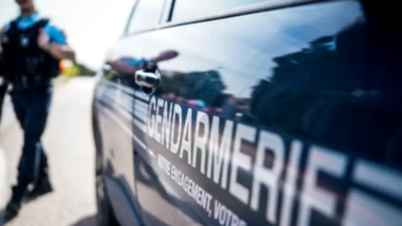 Drame à Aimargues : un corps retrouvé dans une voiture en flammes sur un parking