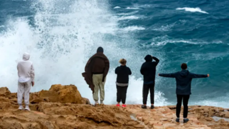Drame à Algarrobo : une vague emporte une femme, quatre sauveteurs dont un influenceur périssent