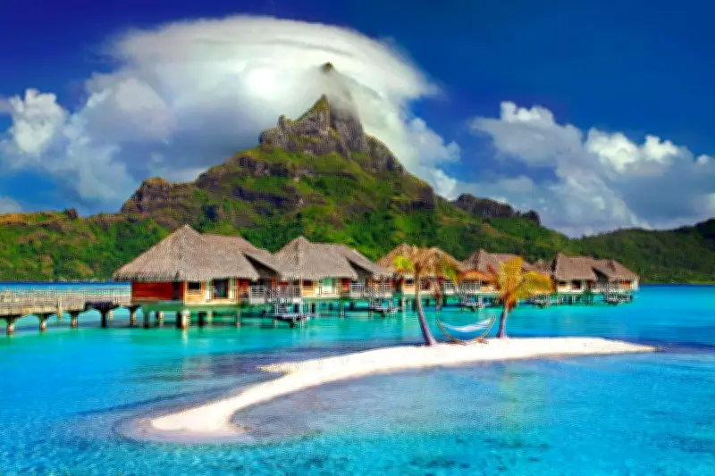 Drame à Bora-Bora : un jeune homme meurt brûlé par un voisin, son père grièvement blessé