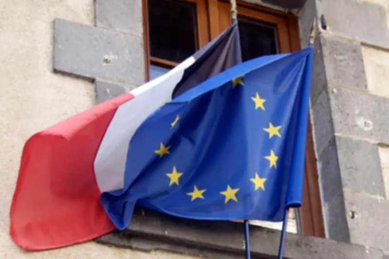 Drapeaux européens retirés par des maires RN : la polémique en quatre questions clés