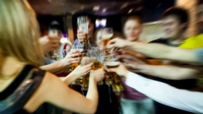 Drunkorexie : le dangereux mélange jeûne et alcool qui menace la santé des jeunes