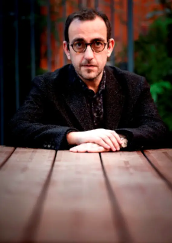 Désenchantement à Abou Dhabi : l'envers social de la mondialisation dans le roman de Ferrari