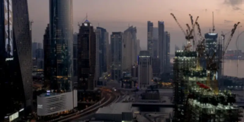 Dubaï sous les débris : un drone iranien frappe un gratte-ciel, un mort et l'aéroport visé