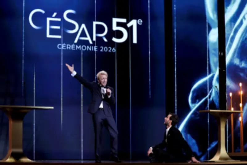 Emmanuel Curtil, la voix française de Jim Carrey, brille aux César et défend le doublage face à l'IA